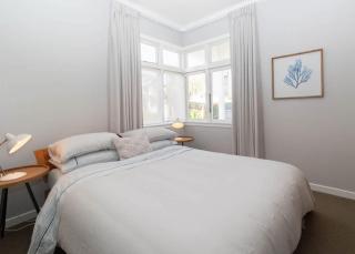 Blue Water Cottage - with beachfront coastal views - 3