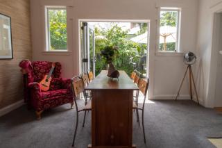 Bungalow Eight - 1930s charm near Pukekura Park - 0