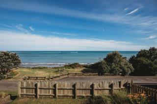 Wow On Wanaka Bay - beachfront living at its best - 8