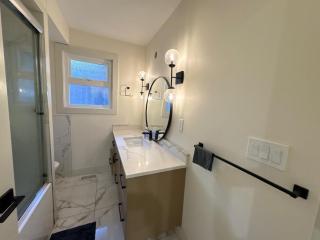 Downtown Vancouver Cozy Homestay - Walk to FIFA Stadium & Sky Train, Free Parking & Wifi - 6