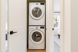 Entire place 2br light rail to FIFA with yard and AC and EV charging - 9