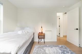 Entire place 2br light rail to FIFA with yard and AC and EV charging - 4