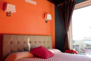 VILLA IL CICLAMINO PRIVATE POOL IN-GROUND FOR EXCLUSIVE USE - 70m2 house & 300m2 outdoor, child & pet friendly, 10 minutes drive to Montebello Station connecting to Rome centre in 20 minutes, 3 minutes drive to supermarket -4 language warm guest care - Riano - 3