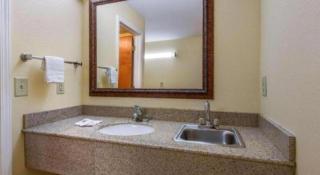 Rodeway Inn & Suites - 1