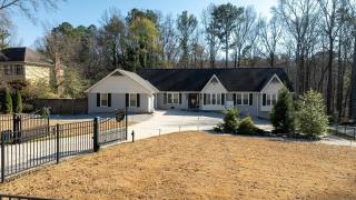 Private King Sized Basement Apartment 2 Main Queen Bedrooms With 2 Full Private Bathrooms In Each Queen Bedroom - 7