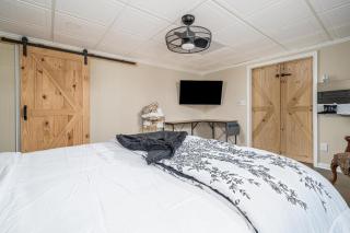 Private King Sized Basement Apartment 2 Main Queen Bedrooms With 2 Full Private Bathrooms In Each Queen Bedroom - 2