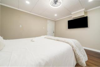 Private King Sized Basement Apartment 2 Main Queen Bedrooms With 2 Full Private Bathrooms In Each Queen Bedroom - 6