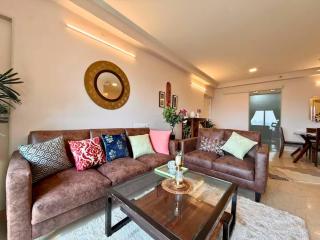 5 Star Luxury Pool, Gym Near Airport BKC - 0