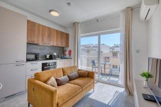 Refined 2 bedroom apartment with balcony KARP1-9 - 9