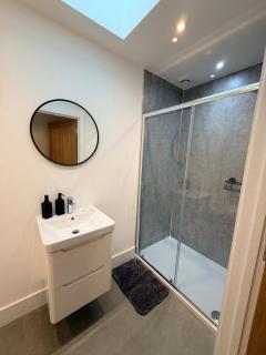 2 Bedroom, Parking & Close To Beach and Town - 5