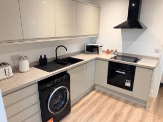 2 Bedroom, Parking & Close To Beach and Town - 1