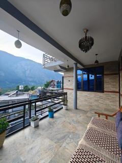 Luxury Mountain View 3BHK Cozy Retreat - 7