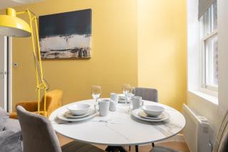 City Centre Apartment - close by to all main shops, attractions, bars & more! - 3