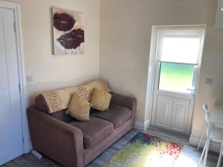 MeadowView Apartment B - 2 mins walk to Carrigaline town, sleeps 4 - 2