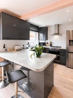 Modern Home - Ideal for Families & Contractors - 1