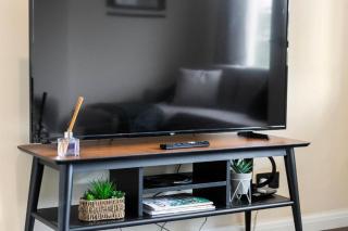 The Urban Nest - Vibrant 3 Bed Home with Garden - 2