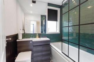 The Urban Nest - Vibrant 3 Bed Home with Garden - 4