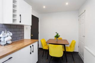 The Urban Nest - Vibrant 3 Bed Home with Garden - 1