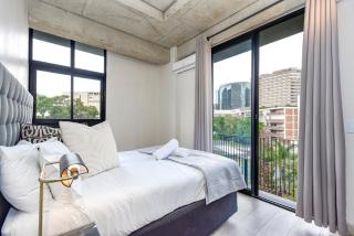 The Lineal 521 - Urban 1BR Escape in Sandton Rooftop Pool Access - 8