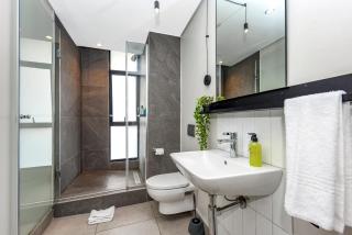 The Lineal 521 - Urban 1BR Escape in Sandton Rooftop Pool Access - 1