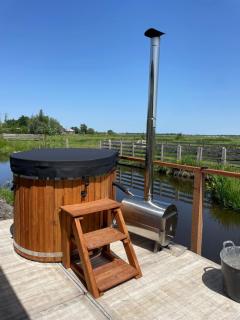 Vrij aan de Amstel Tiny House met hottub aan het water - 1