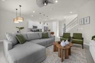 DLuxx Top Vacay 4 Miles from Disney 5 suites 7599 - 8