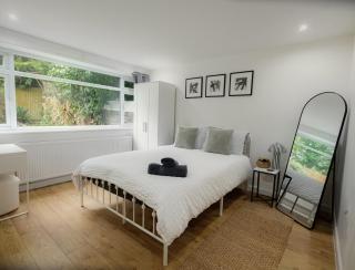 Gorgeous Modern Apartment near Redhill Station inc Private Garden & Parking - 6