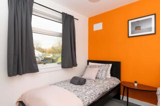 4BR Home-Parking-Near Falkirk & Stirling-Sleeps 6 - 1