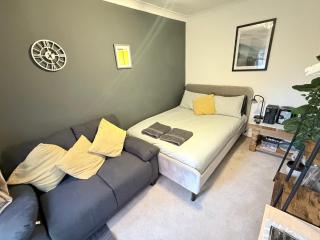 Cosy Private Getaway with Own Patio & Shower Room - 9