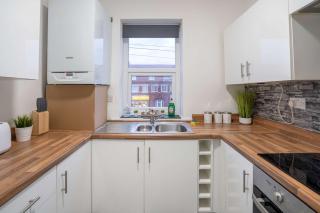 Spacious 4BR Walk to the Beach, Free Parking, Sleeps 9 - 1