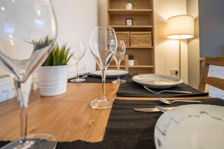 Spacious 4BR Walk to the Beach, Free Parking, Sleeps 9 - 2
