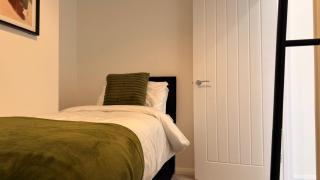 Modern 3BR House in Cambridge Sleeps 5 Fast WiFi Free Parking - 5