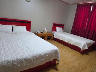 Happy Hotel - 1
