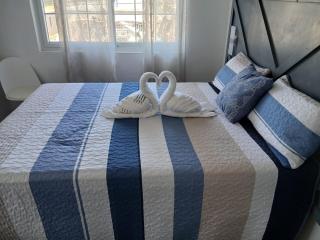 Spacious 2-BR, Bright & Private Top Floor Retreat - Portmore Pines - 6