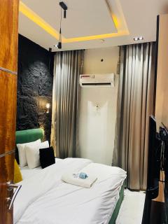 J&E Luxury Apartment and Lounge - 7