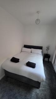 Modern 2BR Belfast Stay Sleeps 4 with Free Parking - 1