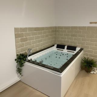 Romantic suite with spa & private outdoor area - 0