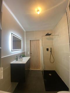 Romantic suite with spa & private outdoor area - 1