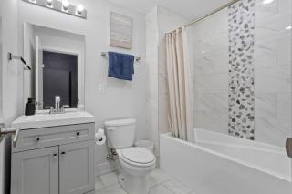 Cozy APT With Mini GolfBasement Sleeps 8 - 6