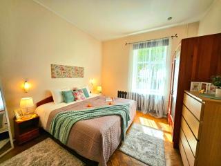 Elegant Lotus Apartment with Park Views between Art Nouveau District & Old Town - 9