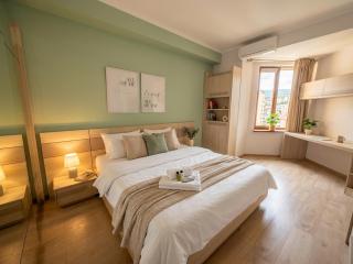 Aram Street! 2 Bedroom Large apt With Balcony - 1