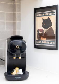 Gorgeous Modern Apartment near Redhill Station inc Private Garden & Parking - 2