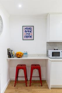 Gorgeous Modern Apartment near Redhill Station inc Private Garden & Parking - 3