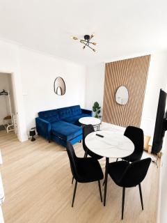 Luxury Ground Floor Flat FREE Parking With Private Garden by E&L Homes - 9