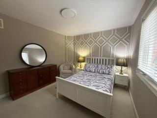 Luxurious Villa 3 Living Rooms, 1 sofa bed, 4 bedrooms, 4 Beds, 4 Toilets, 1 hour To Toronto - 2