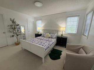 Luxurious Villa 3 Living Rooms, 1 sofa bed, 4 bedrooms, 4 Beds, 4 Toilets, 1 hour To Toronto - 1