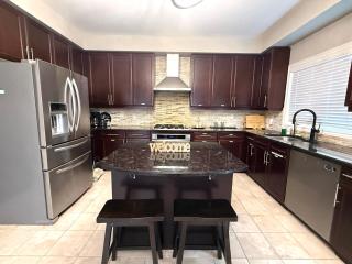Luxurious Villa 3 Living Rooms, 1 sofa bed, 4 bedrooms, 4 Beds, 4 Toilets, 1 hour To Toronto - 1
