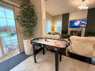 Luxurious Villa 3 Living Rooms, 1 sofa bed, 4 bedrooms, 4 Beds, 4 Toilets, 1 hour To Toronto - 5