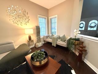Luxurious Villa 3 Living Rooms, 1 sofa bed, 4 bedrooms, 4 Beds, 4 Toilets, 1 hour To Toronto - 8