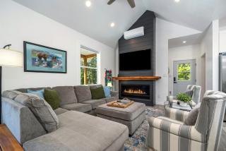 Cozy Cabin w Private Hot Tub and Fire Pit - 2